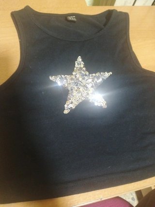 Top negro con estrella de lentejuelas