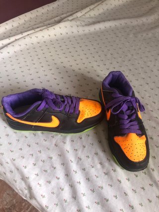 Zapatillas Nike niño negras/naranja/morado
