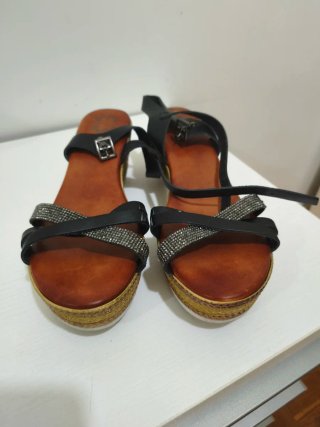 Sandalias de cuña negras