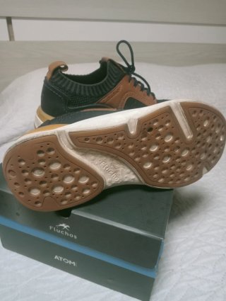 Zapatillas de vestir azul y marrón Fluchos.