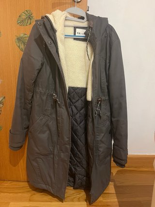 Chaqueta premamá con capucha gris