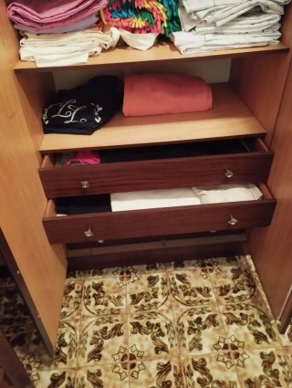 Armario de madera con cajones