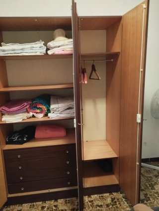 Armario de madera con cajones