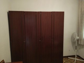 Armario de madera con cajones