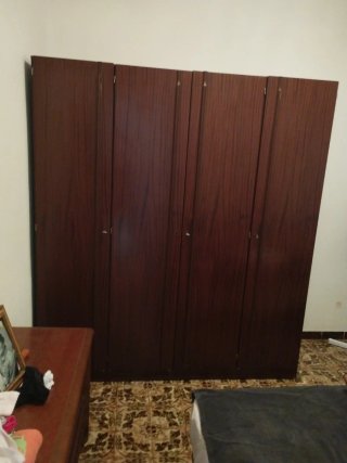 Armario de madera con cajones