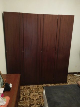 Armario de madera con cajones