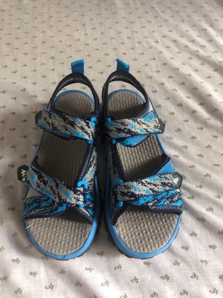 Chanclas niño azules y multicolor son una TALLA 32