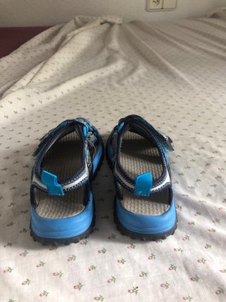 Chanclas niño azules y multicolor son una TALLA 32