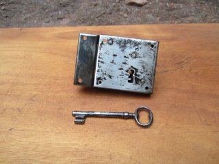Cerradura antigua con su llave, restaurada.