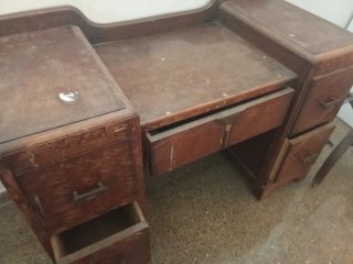 Mueble de madera marrón