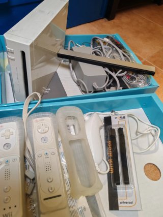 Nintendo Wii completa + 2 mandos + accesorios