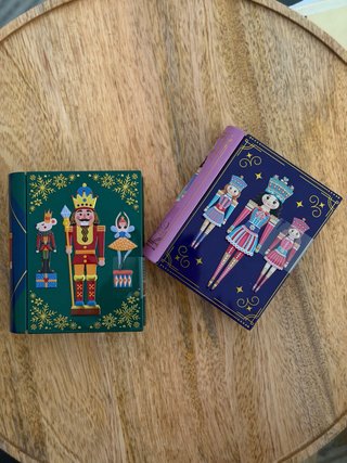 Set de 2 Cajitas de Metal Cascanueces