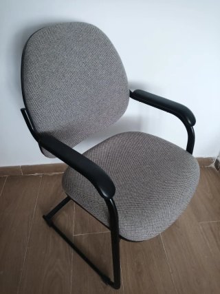 Silla de oficina gris y negra. Varias unidades.
