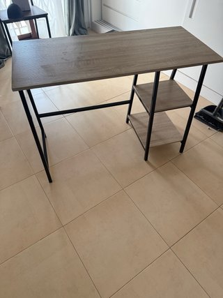 Mesa de estudio con estanterías