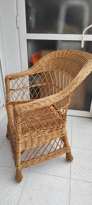 Sillón de mimbre artesanal