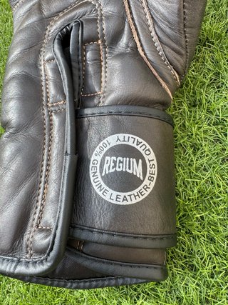 Guantes de Boxeo Regium Marrón oscuro.