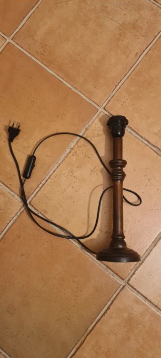 Lámpara de mesita de madera torneada.