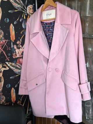 Abrigo rosa Kling con cuello de pelo