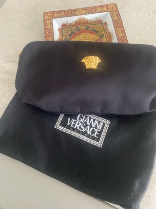 Bolso de mano Versace negro y dorado