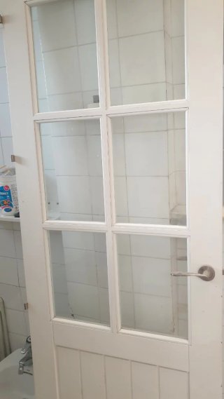 Puerta de madera con cristal