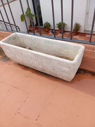Macetero de piedra grande