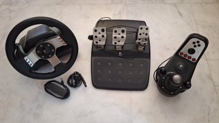 Volante Logitech con Pedales y Palanca