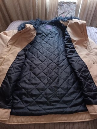 Chaqueta beige con cuello negro