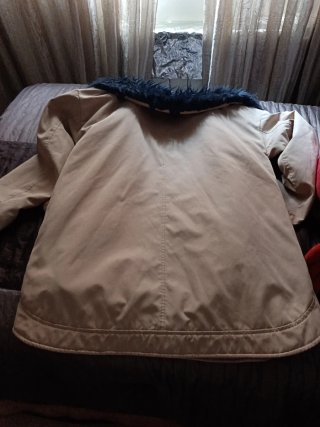Chaqueta beige con cuello negro