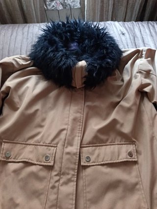 Chaqueta beige con cuello negro