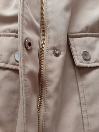 Chaqueta beige con cuello negro