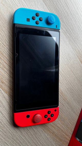 Nintendo Switch V2 + MicroSD + 4 Mandos + Funda