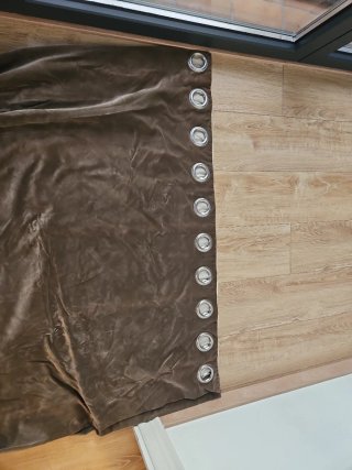Cortinas de terciopelo marrón tupidas