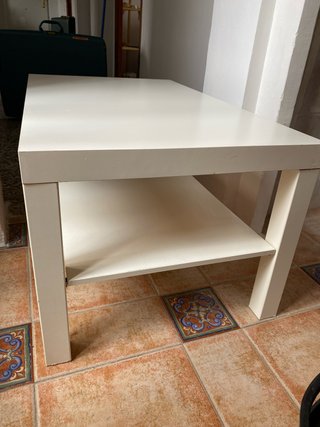 Mesa auxiliar blanca de madera