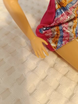 Muñeca Barbie rubia con vestido brillante