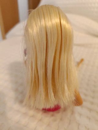Muñeca Barbie rubia con vestido brillante