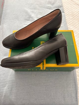 Zapatos de tacón negro de cuero
