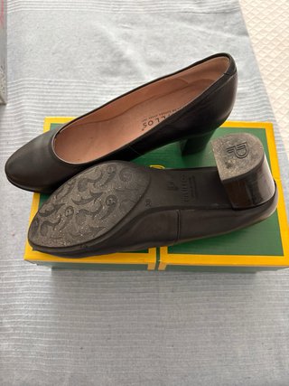 Zapatos de tacón negro de cuero