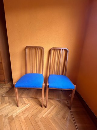 Juego de 2 sillas de madera y tela azul