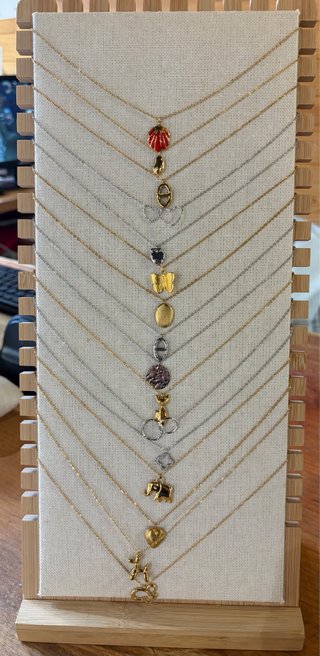 Collares con dijes variados