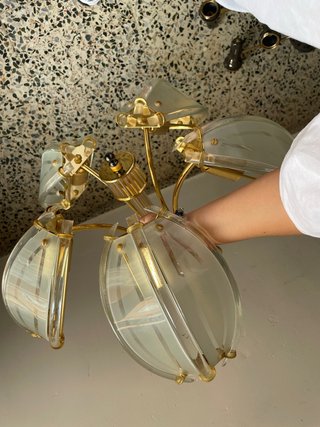 Lámpara de techo dorada y cristal