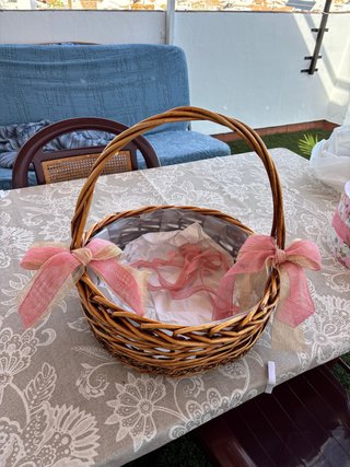 Cesta de mimbre con lazos rosas
