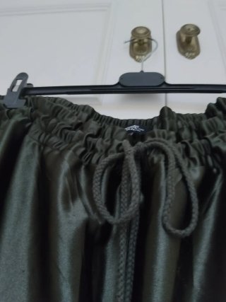 Pantalón de raso con bolsillos