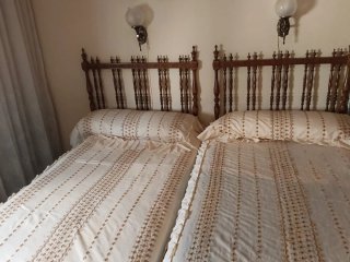 Dormitorio: Armario y 2 camas