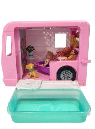 Autocaravana Barbie DreamCamper y familia
