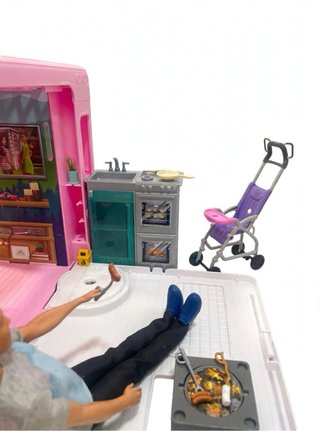 Autocaravana Barbie DreamCamper y familia