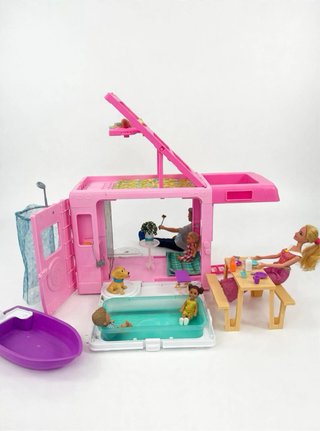 Autocaravana Barbie DreamCamper y familia