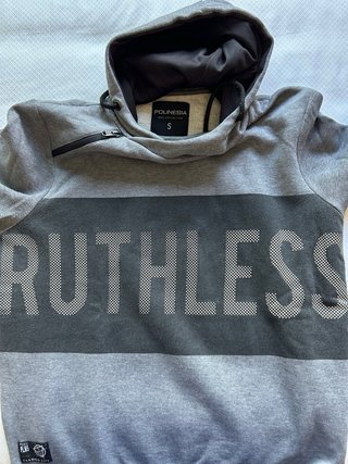 Sudadera gris con cremallera y logo