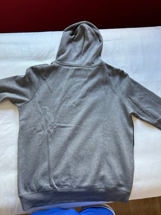 Sudadera gris con cremallera y logo