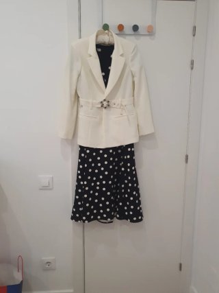Conjunto blazer blanco y vestido lunares