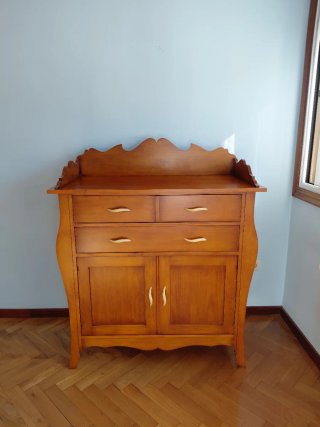 Cómoda de madera clásica